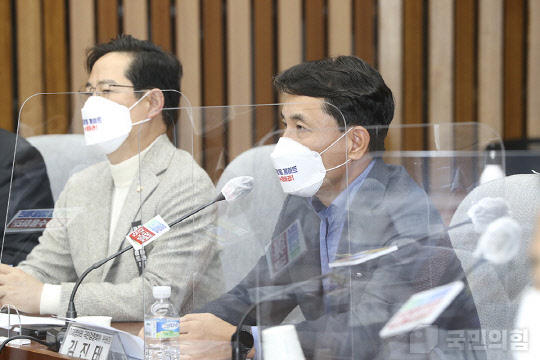 지난 10월29일 서울 여의도 국회 본청에서 열린 국민의힘 '이재명 비리 국민검증특별위원회' 회의에서 김진태(오른쪽) 특위원장이 공개 발언을 하고 있다.국민의힘 홈페이지